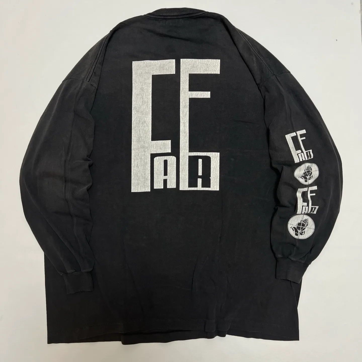 SAINT Mxxxxxx × FEAR OF GOD FG_LS TEE/SNT OF GOD/BLK FOG co-branded model SAINT OF GOD/ETERNAL prayer sight long sleeves, washed black S-XL, this season's major co-branded model, FOG manager JERRY personally carries the goods. The SAINT OF GOD series collaboration has gained quite a lot of buzz. Customized original co-branded SAINT OF GOD main label/washed label. Top-notch printing technology. Using silver sand and cracked pulp on the front and rear panels and heavy washing water to create a natural washed effect of printing, deep restoration